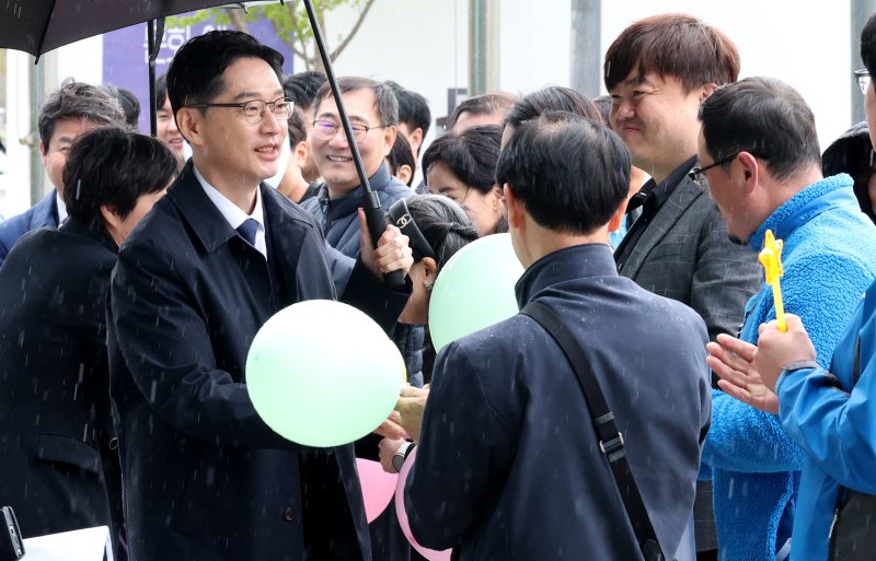 더불어민주당 김경수 전 경남도지사가 13일 세종시청에서 열린 제21대 대통령 선거 출마선언에 참석하며 지지자들과 인사하고 있다. 2025.4.13/뉴스1 ⓒ News1 김기남 기자