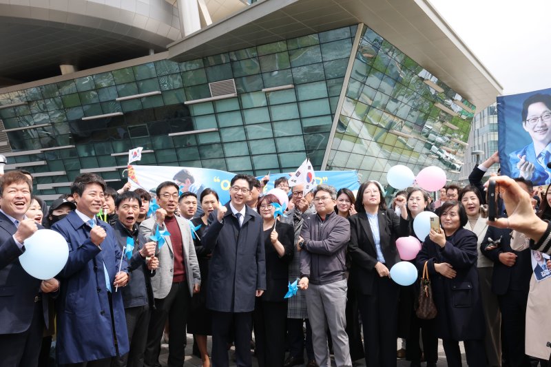 더불어민주당 김경수 전 경남도지사가 13일 세종시청에서 제21대 대통령 선거 출마선언을 마친 뒤 시청 광장에서 지지자들과 선거 승리 화이팅을 외치고 있다. 2025.4.13/뉴스1 ⓒ News1 김기남 기자