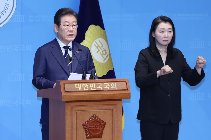 [서울=뉴시스] 권창회 기자 = 대선출마를 선언한 이재명 더불어민주당 전 대표가 11일 오전 서울 여의도 국회 소통관에서 비전 및 캠프 인선 발표를 하고 있다. 2025.04.11. kch0523@newsis.com