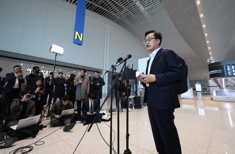 [인천공항=뉴시스] 김진아 기자 = 김동연 경기도지사가 9일 인천국제공항 제2터미널에서 자동차 부품 관세 대응을 위한 미국 출장에 앞서 대선 출마 선언을 하고 있다. 2025.04.09. bluesoda@newsis.com