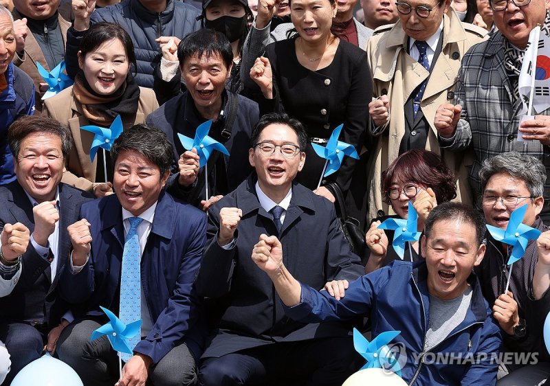김경수, '지지자들과 함께' (출처=연합뉴스)