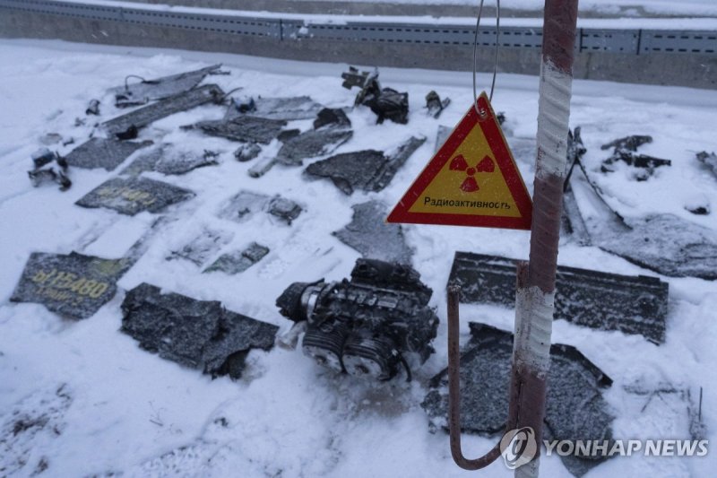 지난 2월 14일(현지시간) 체르노빌 원전에 대한 드론 공습 이후 우크라이나가 공개한 폭발장치 파편과 방사능 경고 표지판 (출처=연합뉴스)