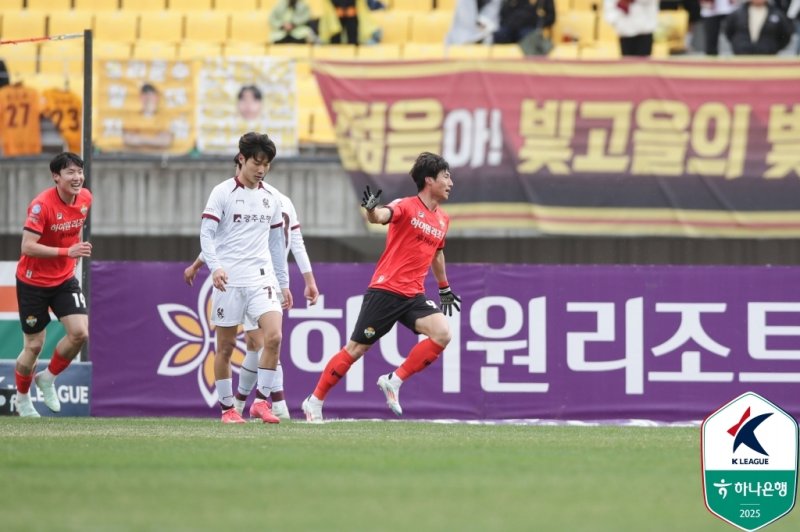 광주전에서 선제골을 넣고 세리머니 하는 강원 최병찬(오른쪽). (출처=연합뉴스)