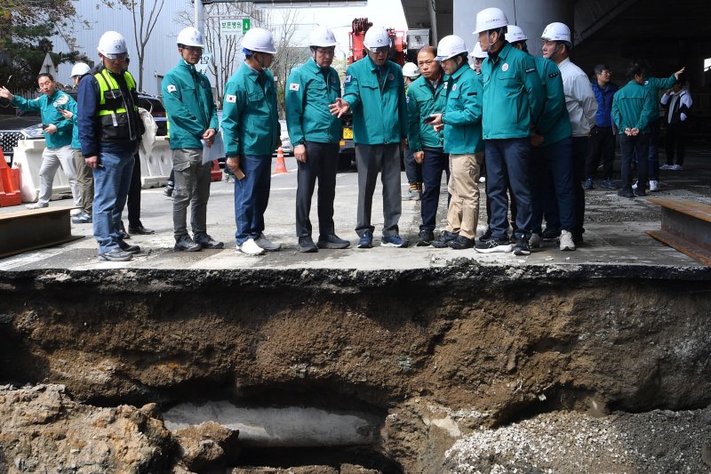 부산 사상~하단선 도시철도 공사장 인근 지반 침하가 발생한 13일 부산시과 관계 기관이 현장을 점검하고 있다(부산시 제공. 재판매 및 DB금지). 2025.4.13
