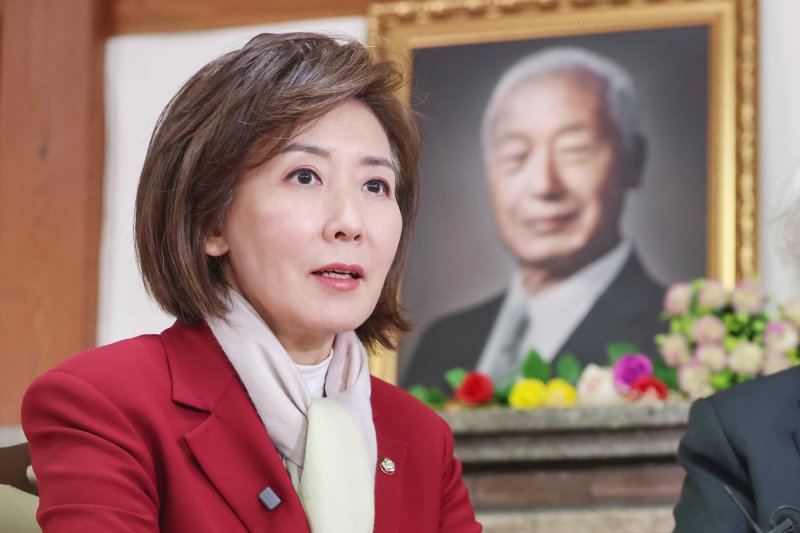 국민의힘 대선후보 경선에 뛰어든 나경원 의원이 13일 오후 서울 종로구 이화장을 찾아 이영일 전 의원과 환담을 나누고 있다. 2025.4.13/뉴스1 ⓒ News1 민경석 기자