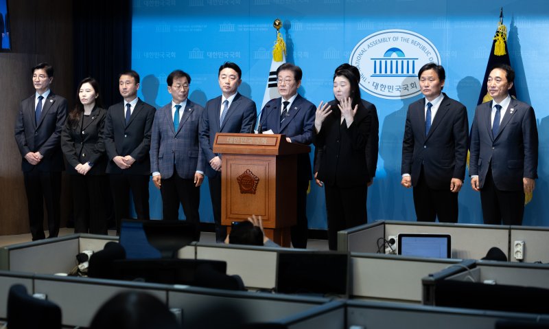 제21대 대통령선거에 출마를 선언한 이재명 더불어민주당 전 대표가 11일 오전 서울 여의도 국회 소통관에서 기자회견을 열고 비전 및 캠프 인선을 발표하고 있다. 2025.4.11/뉴스1 ⓒ News1 이재명 기자