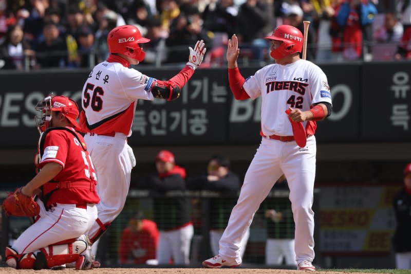 KIA 타이거즈 오선우(56번)가 13일 열린 KBO리그 광주 SSG 랜더스전에서 5회말 결승 2점 홈런을 터뜨려 팀 승리를 이끌었다. (KIA 타이거즈 제공)