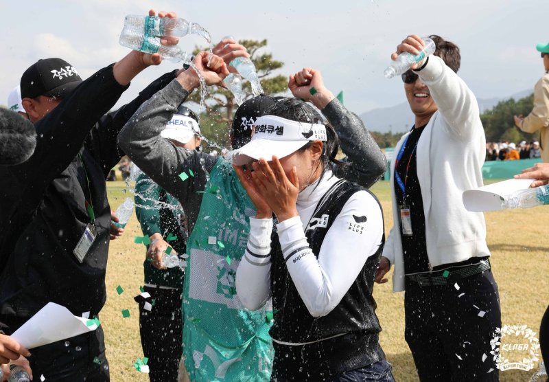 동료 선수들에게 물세례를 받는 김민주 (출처=연합뉴스)