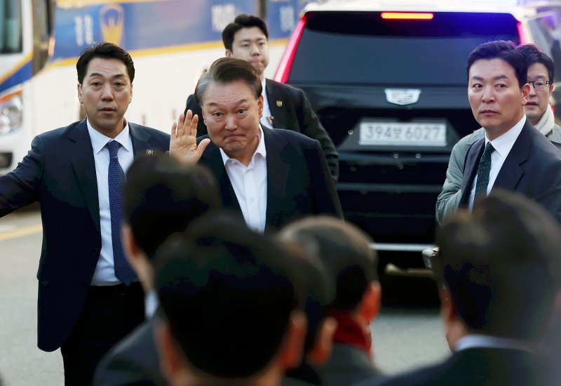 [의왕=뉴시스] 홍효식 기자 = 석방된 윤석열 대통령이 8일 오후 경기 의왕시 서울구치소 앞에서 지지자들에게 인사하고 있다. 윤 대통령 오른쪽은 김성훈 경호처 차장. 2025.03.08. yesphoto@newsis.com