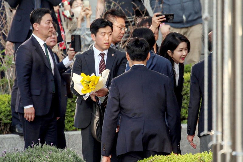 [서울=뉴시스] 최동준 기자 = 김성훈 경호처 차장이 11일 오후 서울 서초구 윤석열 전 대통령 사저에서 경호를 하고 있다. (공동취재) 2025.04.11. photo@newsis.com
