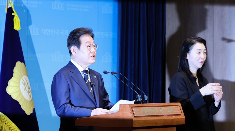[서울=뉴시스] 권창회 기자 = 대선출마를 선언한 이재명 더불어민주당 전 대표가 지난 11일 오전 서울 여의도 국회 소통관에서 비전 및 캠프 인선 발표를 하고 있다. 2025.04.11. kch0523@newsis.com