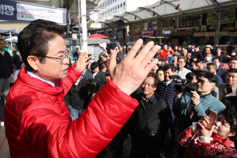 대권에 도전하는 이철우 경북지사가 13일 오후 대구 중구 서문시장을 찾아 발언하고 있다. 뉴스1