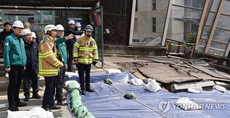 신안산선 붕괴 사고 현장 찾은 이한경 본부장 (출처=연합뉴스)