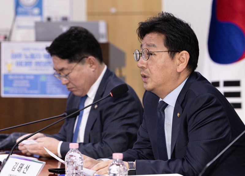 김태선 더불어민주당 의원이 4일 오후 서울 여의도 국회 의원회관에서 민주당 을지로위원회 주최로 열린 '이주 노동자 확대 정책 이대로 괜찮은가?' 정책 토론회에서 축사를 하고 있다. 2025.3.4/뉴스1 ⓒ News1 이재명 기자