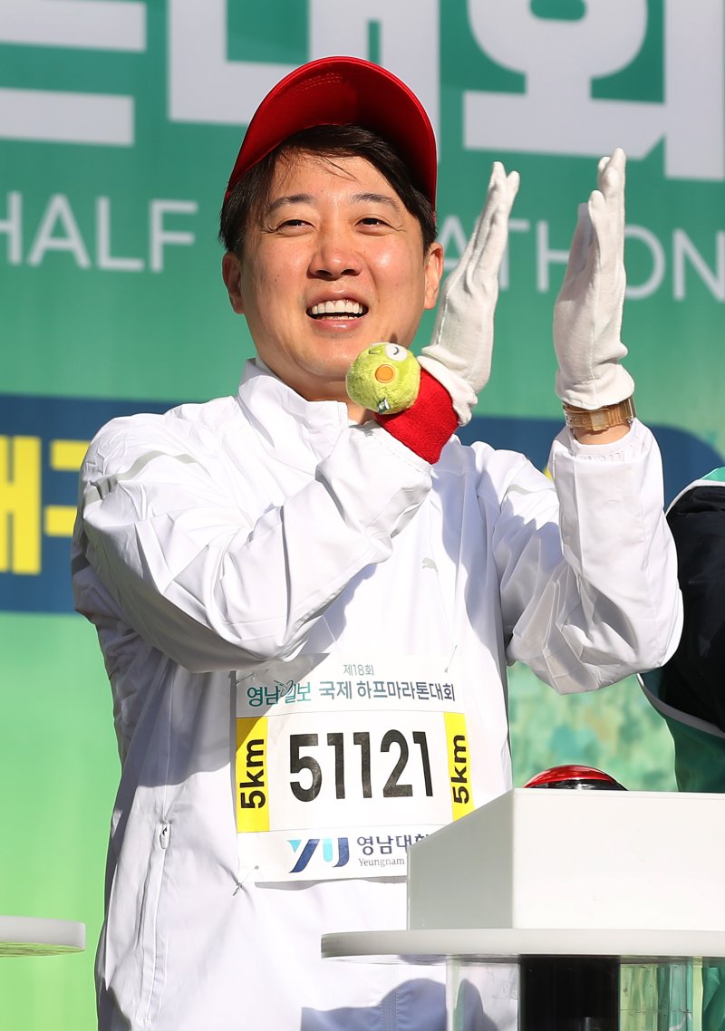 개혁신당 이준석 의원이 13일 오전 대구 수성구 대구스타디움에서 열린 지역 마라톤대회에 참가해 완주를 기원하며 주자들을 응원하고 있다. 뉴스1