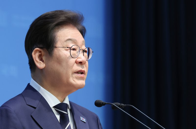 제21대 대통령 선거 출마를 선언한 더불어민주당 이재명 전 대표가 지난 11일 국회에서 비전 선포식 및 캠프 일정 발표를 하고 있다. 연합뉴스