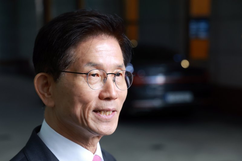 대선 출마를 선언한 김문수 전 고용노동부 장관이 13일 서울 서초구 양재온누리교회에서 예배를 마치고 취재진 질문에 답하고 있다. 연합뉴스