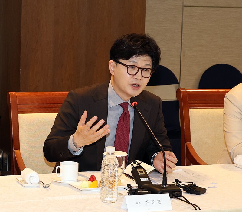 국민의힘 한동훈 전 대표가 지난 11일 울산시 호텔현대 바이 라한 울산에서 열린 조선업 협력사 간담회에서 발언하고 있다. 연합뉴스