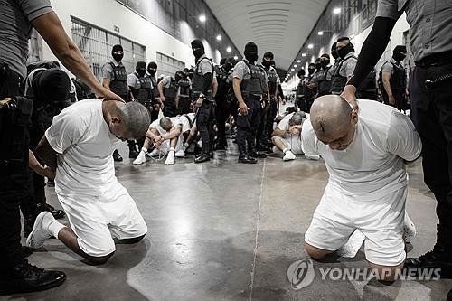 엘살바도르 감옥에 입소하며 삭발당하는 베네수엘라 출신 입소자들 (출처=연합뉴스)
