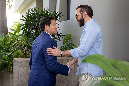 지난 2월 3일 엘살바도르에서 만난 부켈레 대통령과 루비오 美국무장관 (출처=연합뉴스)