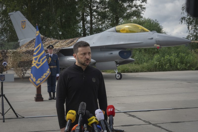 [우크라이나=AP/뉴시스] 우크라이나 공군 F-16 전투기 조종사 1명이 전투 임무 중 사망했다고 우크라이나 공군이 밝혔다. 사진은 볼로디미르 젤렌스키 우크라이나 대통령이 지난해 8월4일(현지시각) 장소가 알려지지 않은 곳에서 공군의 날을 맞아 F-16 전투기를 배경으로 기자회견을 하는 모습. 2024.08.05.