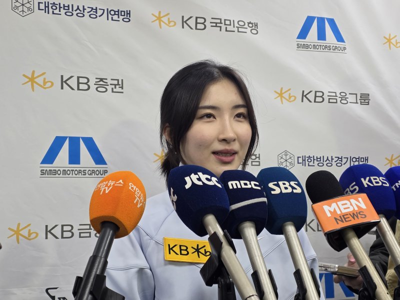[서울=뉴시스] 김희준 기자 = 김길리(성남시청)이 13일 서울 양천구 목동실내빙상장에서 2025~2026시즌 쇼트트랙 국가대표 2차 선발전을 마친 뒤 인터뷰를 하고 있다. 2025.04.13jinxijun@newsis.com