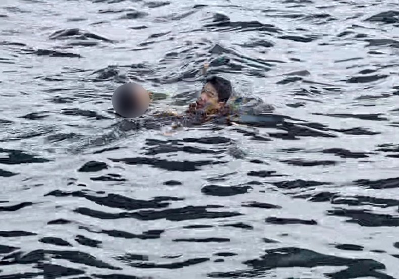 13일 오후 3시56분쯤 경북 영덕군 강구항에서 40대 A 씨(여)가 바다로 추락해 신고를 받고 출동한 해경 구조대에 무사히 구조됐다. 신고를 받고 출동한 해경구조대원이 A 씨를 구조하고 있다. (울진해양경찰서제공, 제판매 및 DB 금지) 2025.4.13/뉴스1