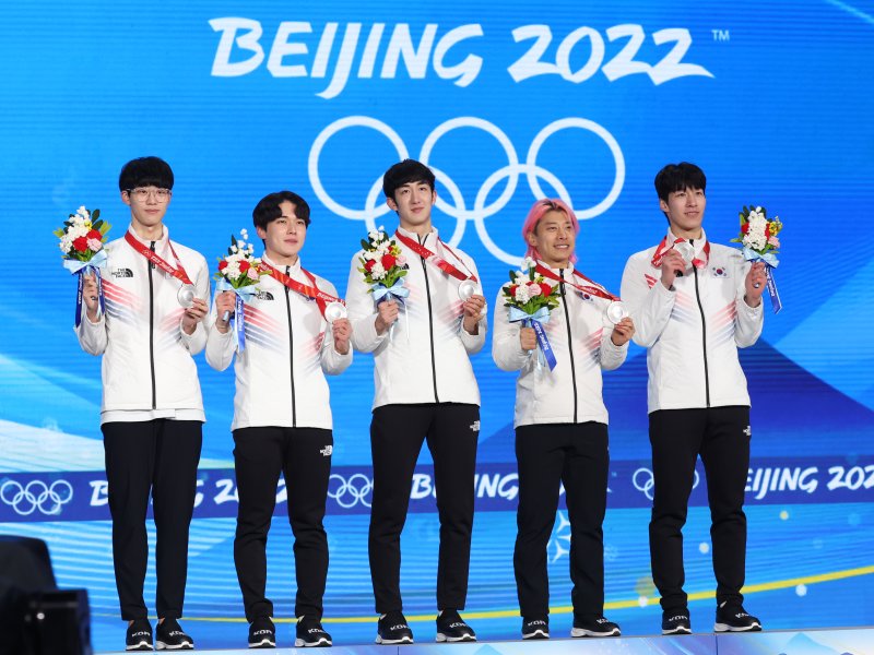 2022 베이징 동계올림픽 쇼트트랙 남자 계주 5000m에서 2위를 차지한 대한민국 쇼트트랙 대표팀의 곽윤기(오른쪽에서 두 번째). 2022.2.17/뉴스1 ⓒ News1 박지혜 기자