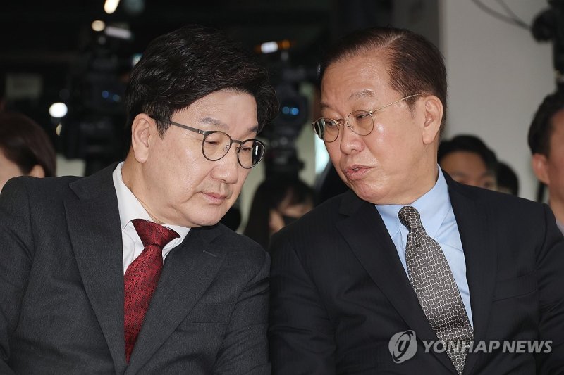 대화하는 권영세 비상대책위원장-권성동 원내대표 (출처=연합뉴스)