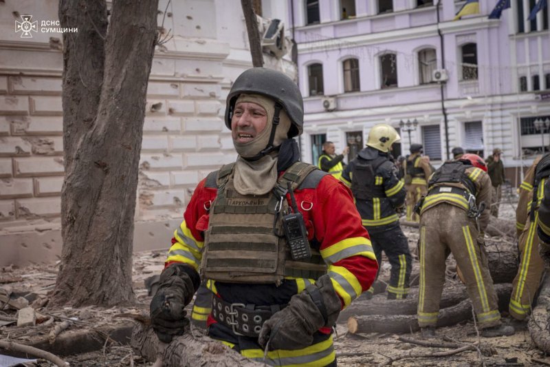 13일(현지시간) 우크라이나 수미에서 구급대원들이 러시아의 미사일 공격으로 파괴된 잔해를 수색하고 있다.AP뉴시스