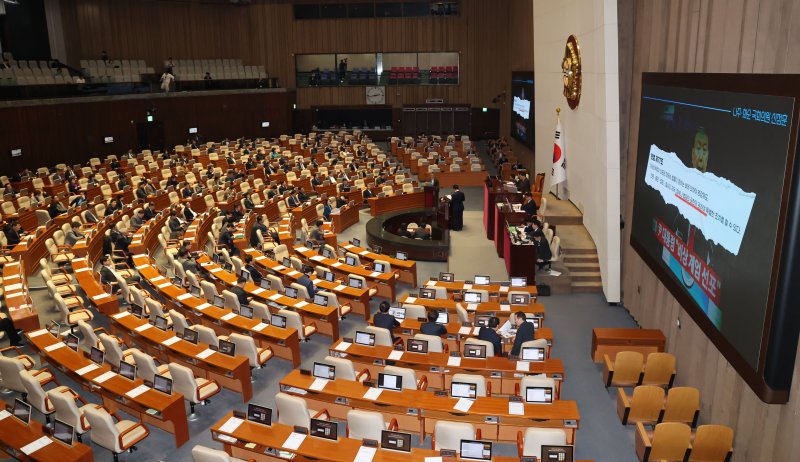 [서울=뉴시스] 권창회 기자 = 신정훈 더불어민주당 의원이 14일 오후 서울 여의도 국회에서 열린 제422회 국회(임시회) 제6차 본회의 교육-사회-문화 분야 대정부 질문에서 비상계엄 관련 김석우 법무부장관 직무대행에게 질의하고 있다. 2025.02.14. kch0523@newsis.com
