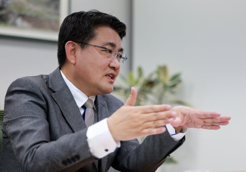 [서울=뉴시스] 고범준 기자 = 오승록 노원구청장이 8일 서울 노원구 노원구청에서 뉴시스와 인터뷰를 하고 있다. 2025.04.14. bjko@newsis.com