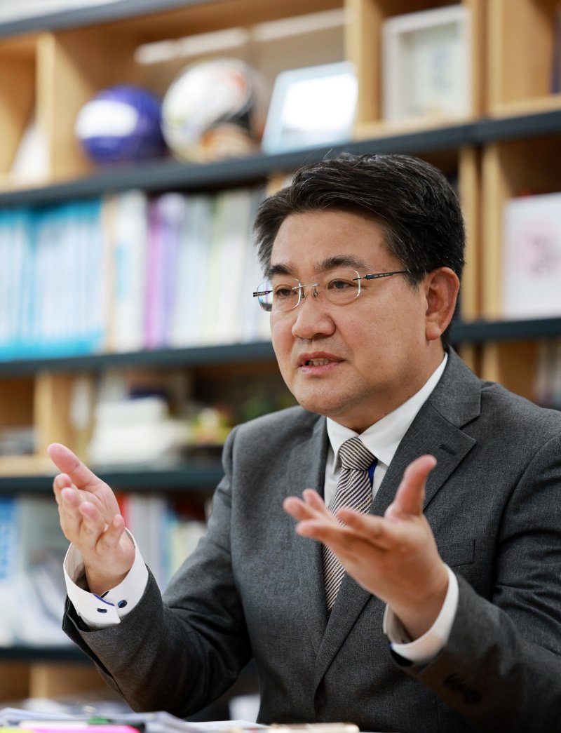 [서울=뉴시스] 고범준 기자 = 오승록 노원구청장이 8일 서울 노원구 노원구청에서 뉴시스와 인터뷰를 하고 있다. 2025.04.14. bjko@newsis.com