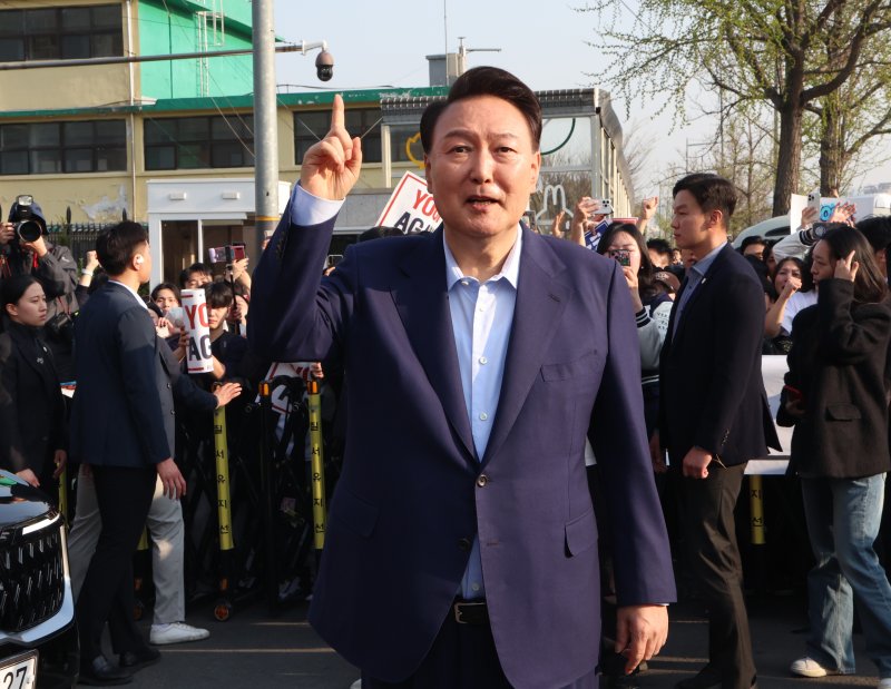 윤석열 전 대통령이 파면 결정 후 일주일 만인 11일 오후 서울 용산구 한남동 대통령 관저를 떠나기 앞서 정문 앞에서 지지자들에게 인사를 하고 있다. (공동취재) 2025.4.11/뉴스1 ⓒ News1 김성진 기자
