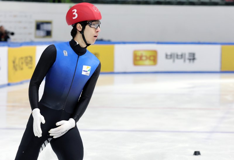 황대헌(빨간색 헬멧·강원도청)이 12일 오후 서울 양천구 목동실내빙상장에서 열린 '2024-2025시즌 쇼트트랙 국가대표 2차 선발대회' 남자부 1000m 준준결승 코너링에서 넘어진 뒤 항의하고 있다. 황대헌은 01:26.217의 기록으로 준준결승 2조 4위를 기록했다.2024.4.12/뉴스1 ⓒ News1 이동해 기자