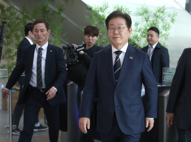 제21대 대통령선거에 출마를 선언한 이재명 전 더불어민주당 대표가 11일 오전 서울 여의도 국회 소통관에서 비전 및 캠프 인선을 발표를 마친 후 기자회견장을 나서고 있다. (공동취재) 2025.4.11/뉴스1 ⓒ News1 이재명 기자