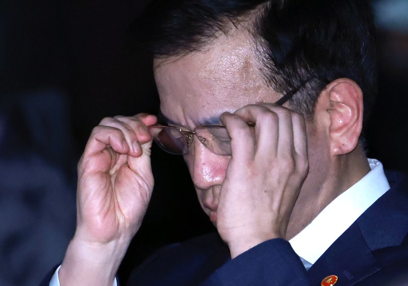 [서울=뉴시스] 최진석 기자 = 사진은 최상목 경제부총리 겸 기획재정부 장관이 지난달 14일 서울 용산구 피스앤파크 컨벤션에서 열린 제14기 국민추천포상 수여식에 참석해 안경을 고쳐쓰고 있는 모습. (대통령실통신사진기자단) 2025.03.14. myjs@newsis.com