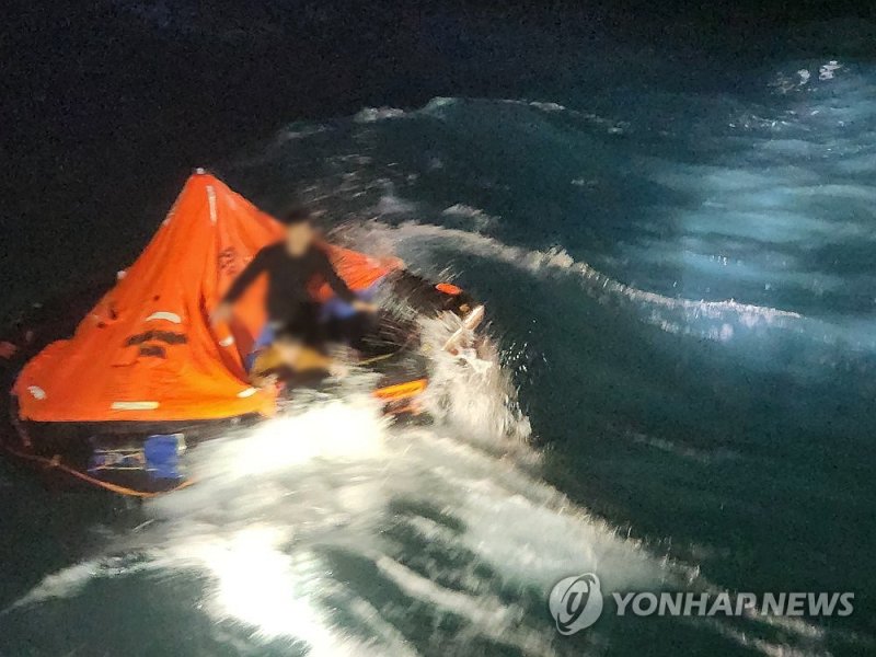 구명뗏목에서 구조 기다린 선원들 (출처=연합뉴스)