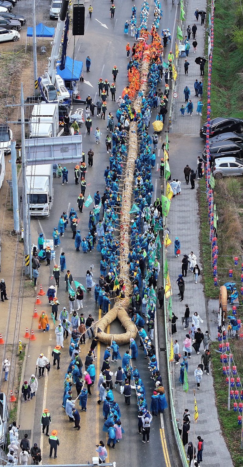 13일 충남 당진시 송악읍 기지시줄다리기박물관 일원에서 열린 기지시줄다리기 축제에서 참가자들이 줄을 옮기고 있다. 2025.4.13/뉴스1 ⓒ News1 이동해 기자