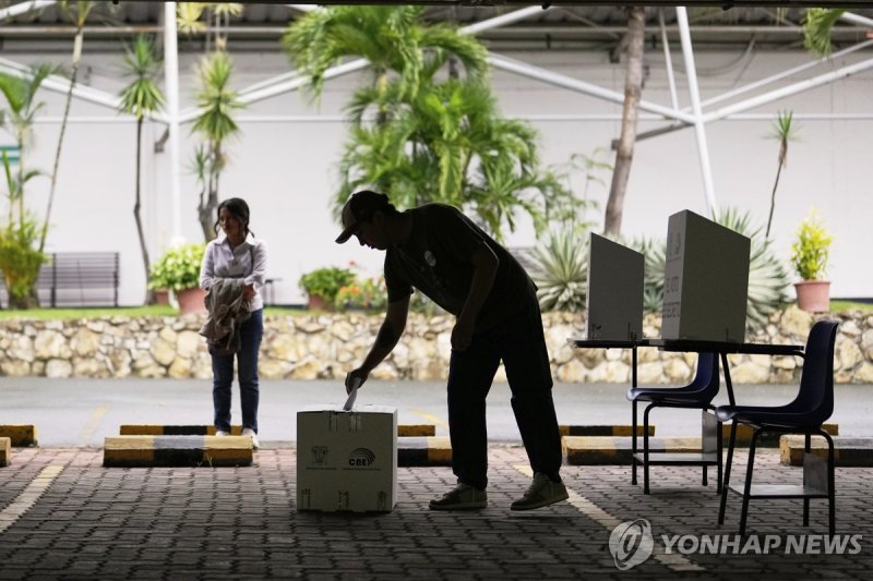 13일(현지시간) 대선 결선투표하는 에콰도르 유권자 (출처=연합뉴스)