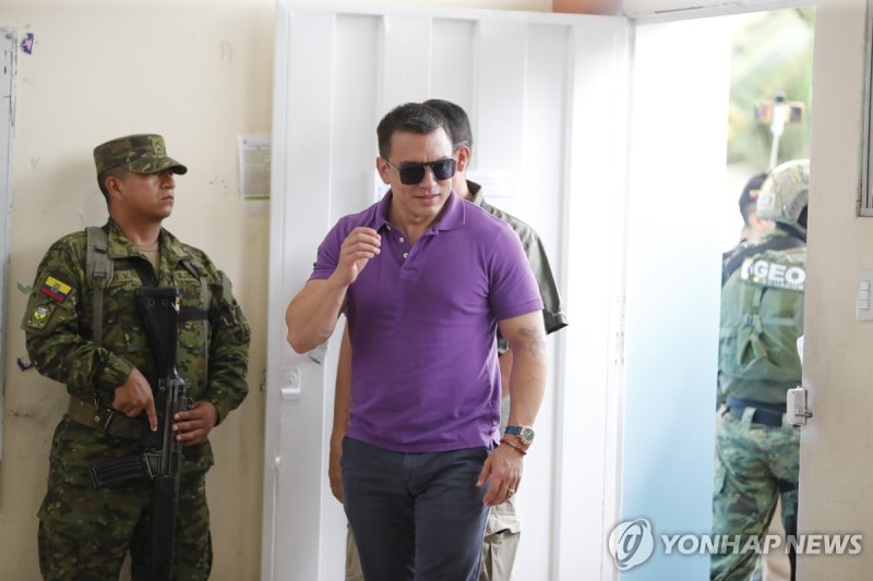 대선 투표장 들어서는 다니엘 노보아 대통령 (출처=연합뉴스)