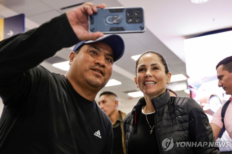 지지자와 사진 찍는 루이사 곤살레스 후보(오른쪽) (출처=연합뉴스)