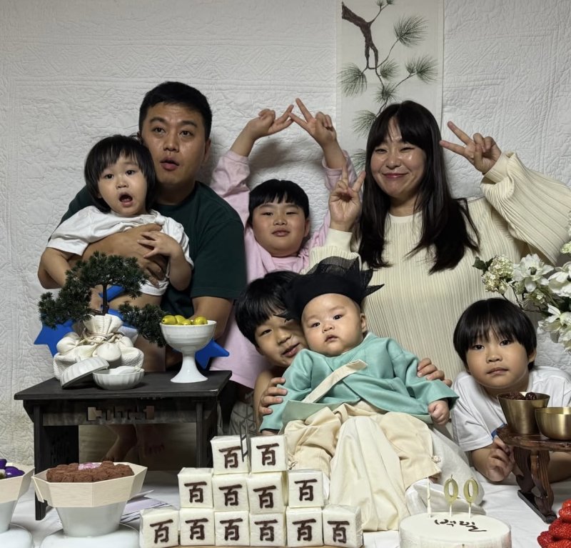 "70장 찍어 겨우 건져" '다둥이 맘' 정주리, 다섯째 子 백일상 공개