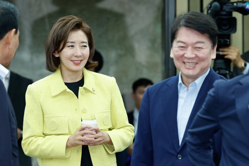 나경원, 안철수 국민의힘 의원이 3일 오후 서울 여의도 국회에서 열린 22대 국회 첫 의원총회에 참석하고 있다. 2024.6.3/뉴스1 ⓒ News1 안은나 기자