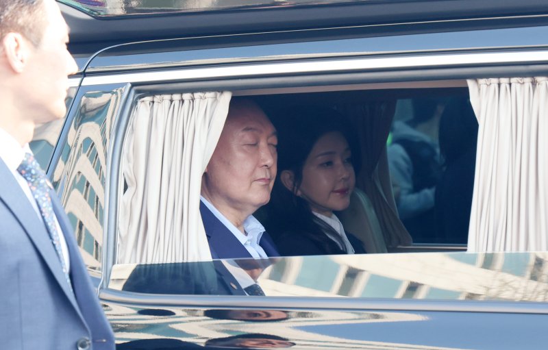 윤석열 전 대통령과 김건희 여사가 헌법재판소 파면 결정 후 일주일 만인 11일 오후 서울 용산구 한남동 대통령 관저를 떠나고 있다. (공동취재) 2025.4.11/뉴스1 ⓒ News1 김성진 기자