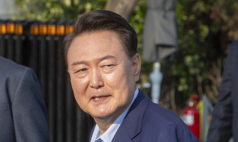 [서울=뉴시스] 황준선 기자 = 윤석열 전 대통령이 지난 11일 오후 서울 용산구 한남동 대통령 관저를 떠나며 지지자들에게 인사하고 있다. (공동취재) 2025.04.14. photo@newsis.com
