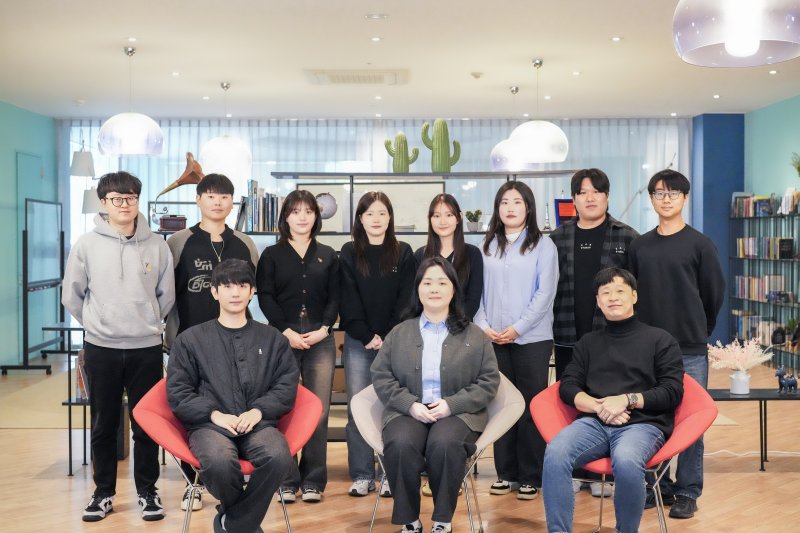 [울산=뉴시스] 울산과학기술원 연구진. 박해찬 연구원(사진 왼쪽 아래부터), 이주영 연구원, 심교승 교수. (사진=울산과학기술원 제공) 2025.04.14. photo@newsis.com *재판매 및 DB 금지