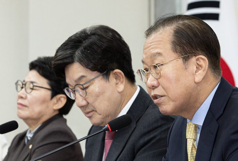 권영세 국민의힘 비상대책위원장이 14일 오전 서울 여의도 국회에서 열린 비상대책위원회의에서 발언을 하고 있다. 뉴스1