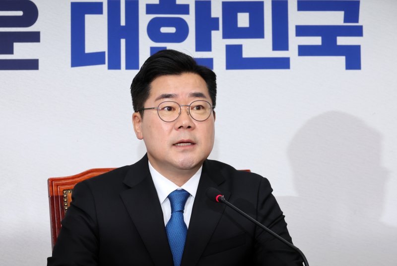 [서울=뉴시스] 조성우 기자 = 박찬대 더불어민주당 당대표 직무대행 겸 원내대표가 14일 오전 서울 여의도 국회에서 열린 최고위원회의에서 발언하고 있다. 2025.04.14. xconfind@newsis.com <저작권자ⓒ 공감언론 뉴시스통신사. 무단전재-재배포 금지.> /사진=뉴시스화상