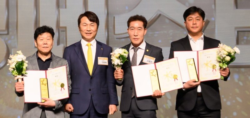 KB손해보험은 지난 11일 서울 서초구 JW메리어트 호텔 서울 그랜드볼룸에서 ‘2025 상생 페스티벌’ 행사를 개최했다. KB손해보험 구본욱 사장(왼쪽에서 두번째)과 2025 협력업체 연도대상 수상자들이 기념사진을 찍고 있다./사진제공=KB손해보험
